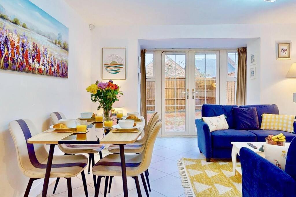 Dale House, Spacious Home in Central Dartford with Parking
