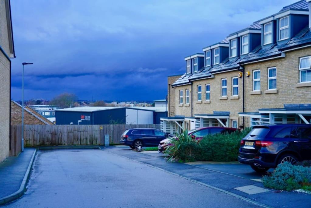 Dale House, Spacious Home in Central Dartford with Parking