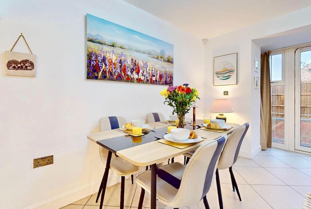 Dale House, Spacious Home in Central Dartford with Parking