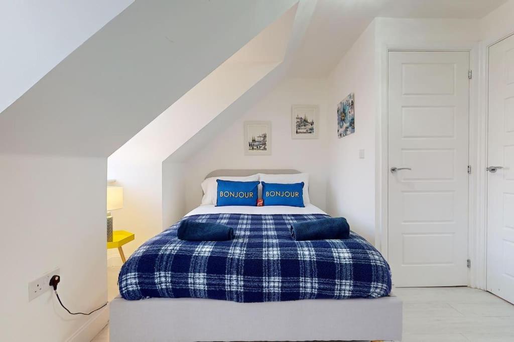 Dale House, Spacious Home in Central Dartford with Parking