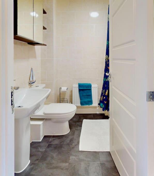 Dale House, Spacious Home in Central Dartford with Parking