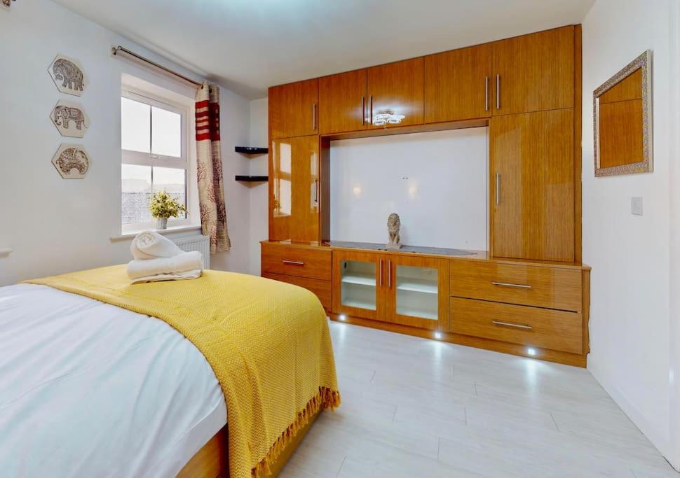 Dale House, Spacious Home in Central Dartford with Parking