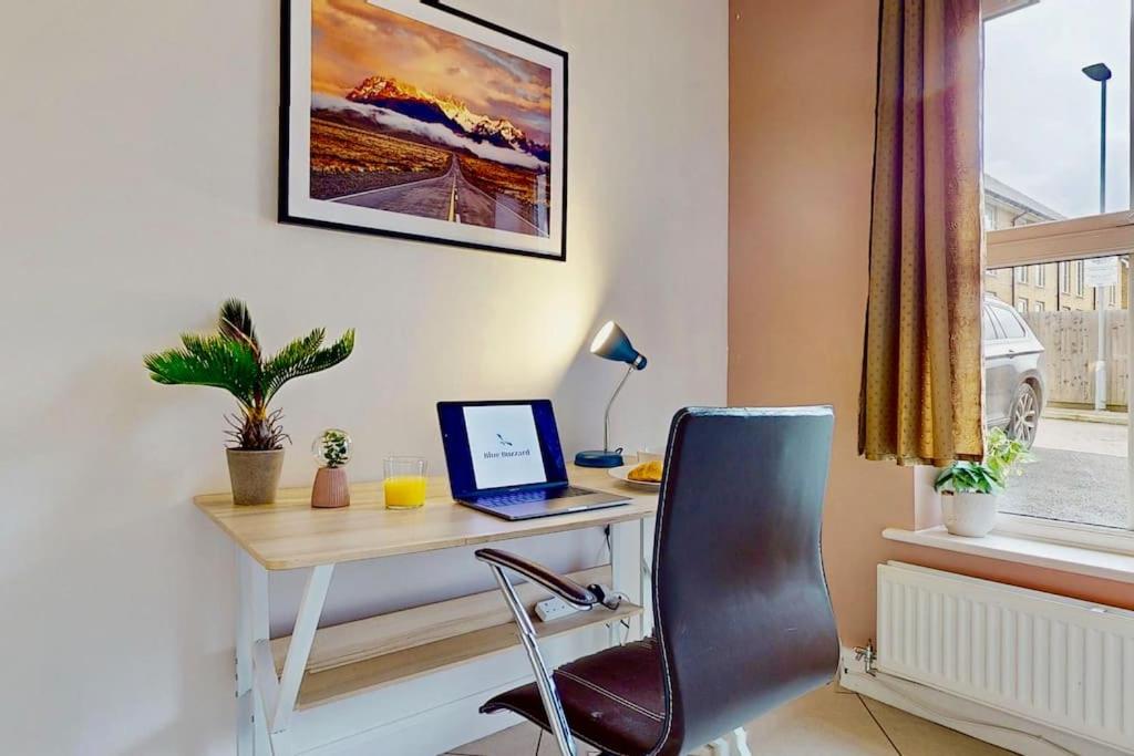 Dale House, Spacious Home in Central Dartford with Parking