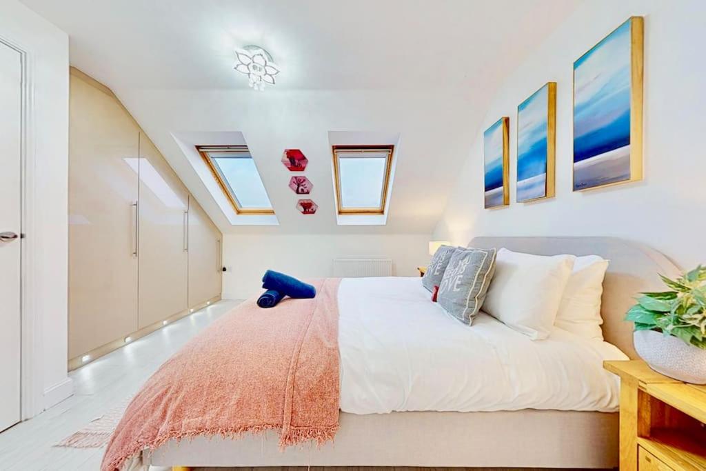 Dale House, Spacious Home in Central Dartford with Parking