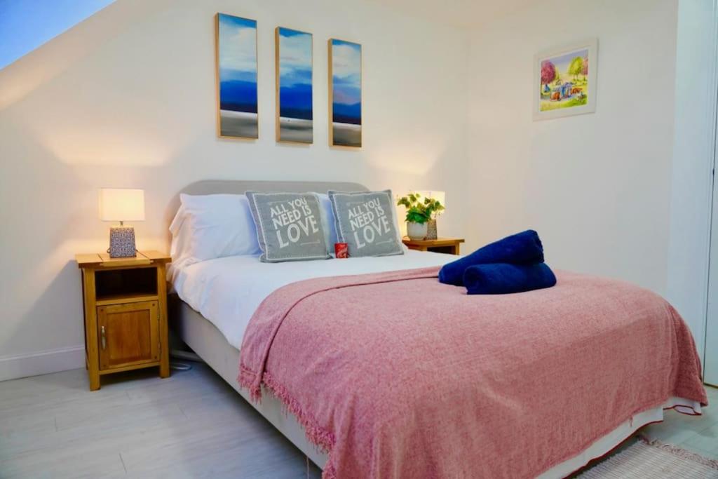 Dale House, Spacious Home in Central Dartford with Parking
