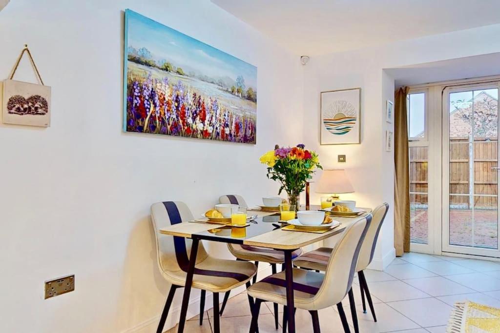 Dale House, Spacious Home in Central Dartford with Parking