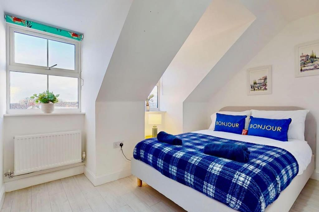 Dale House, Spacious Home in Central Dartford with Parking