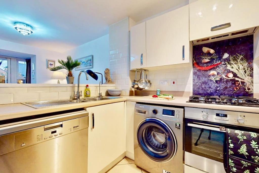 Dale House, Spacious Home in Central Dartford with Parking