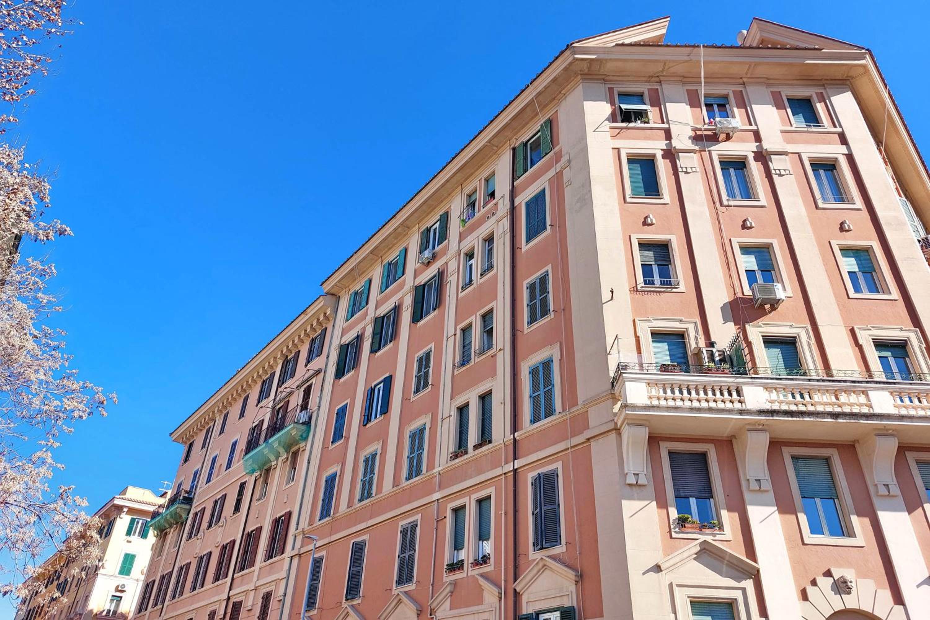 Opera Inn Suites - Rooms and Apartments