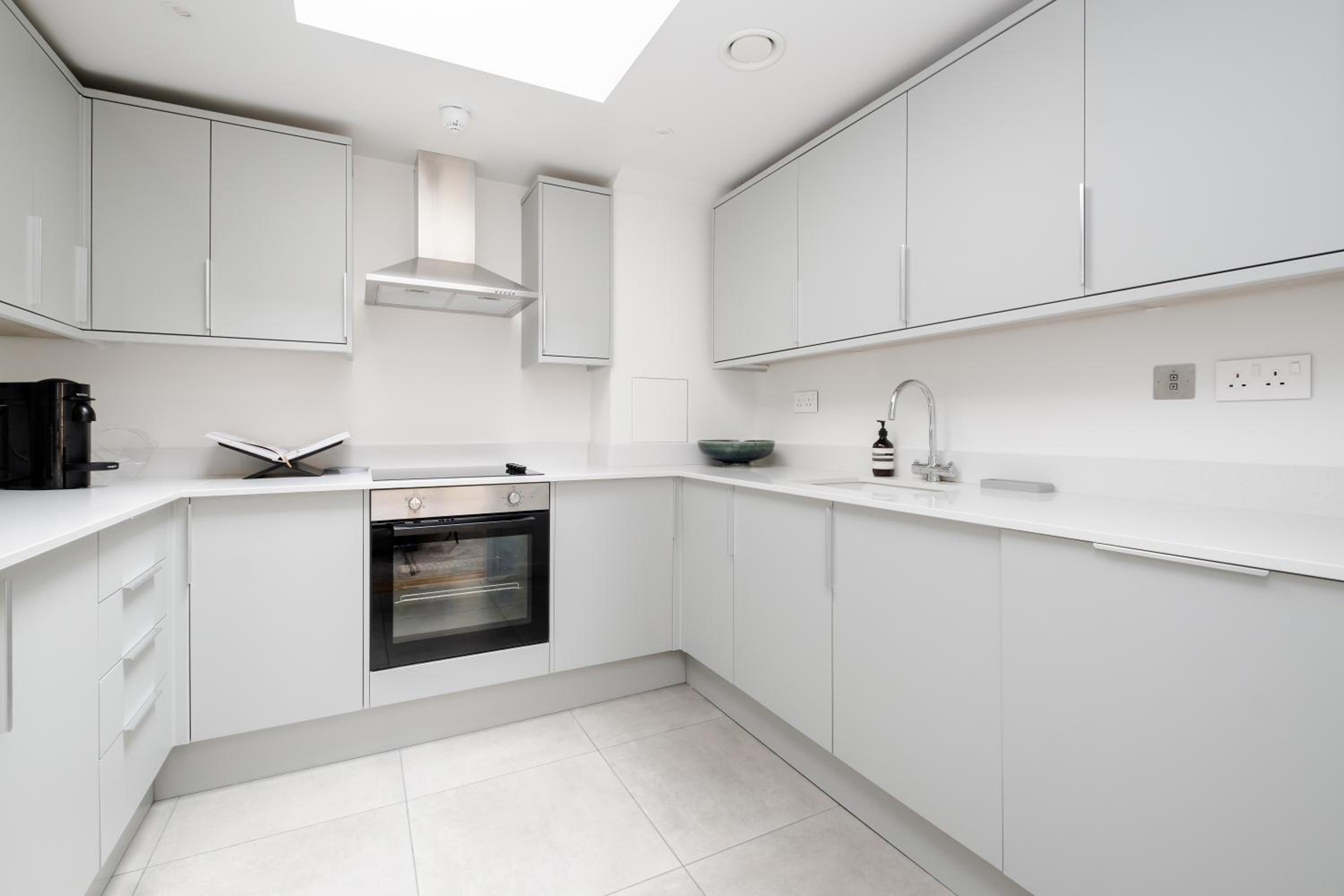 Luxury Central Mayfair Townhouse with A/C 3BR 3BA