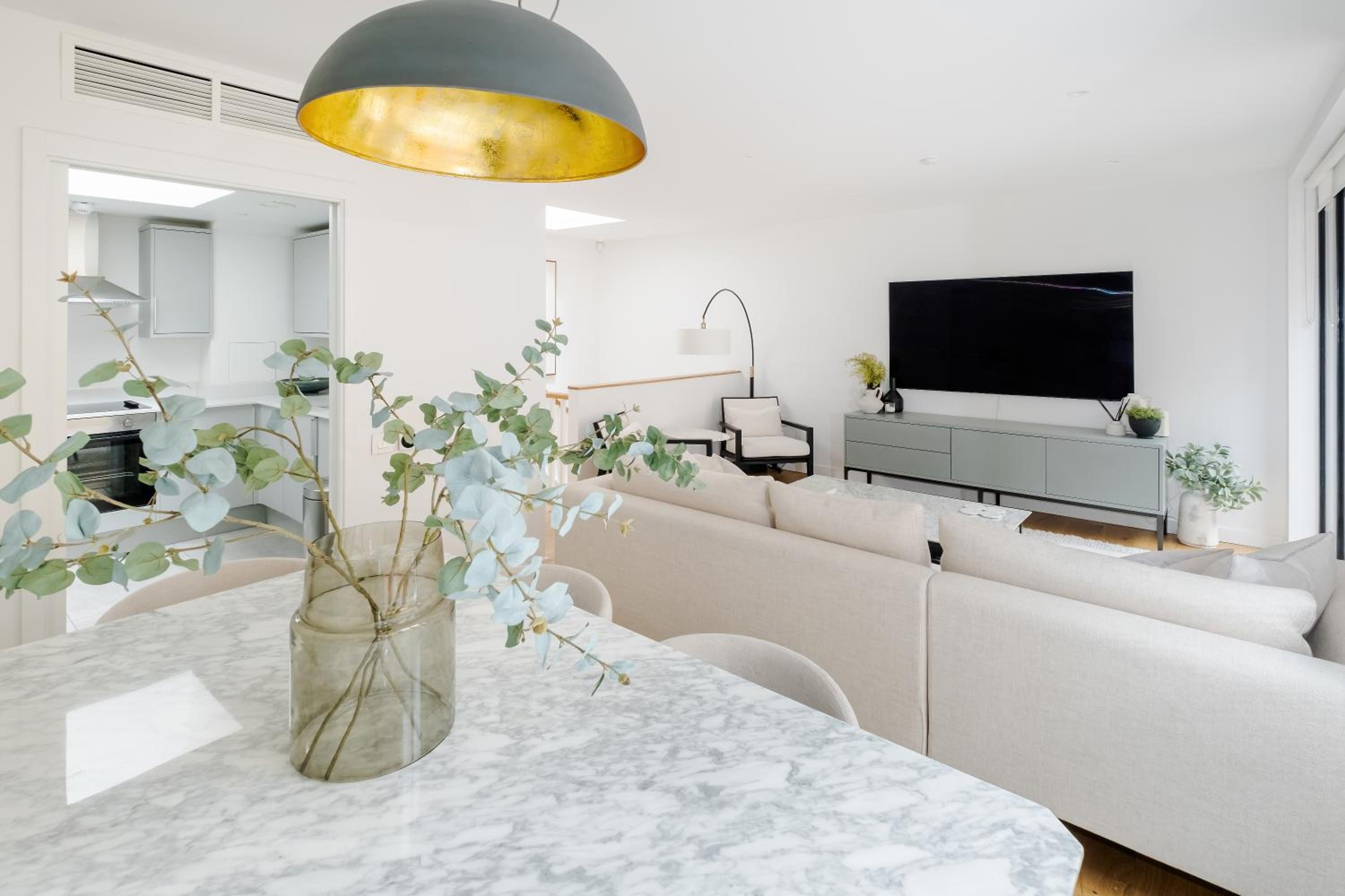 Luxury Central Mayfair Townhouse with A/C 3BR 3BA