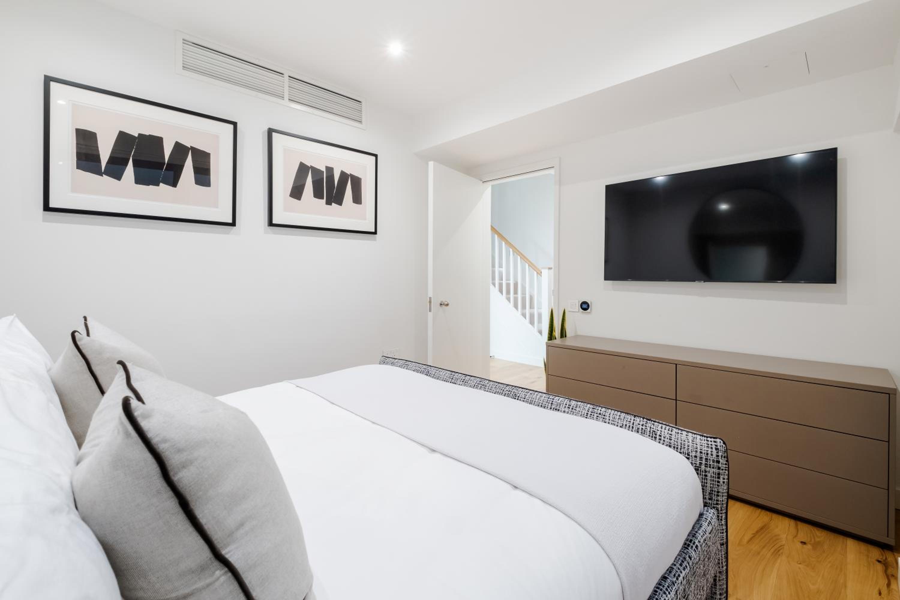 Luxury Central Mayfair Townhouse with A/C 3BR 3BA