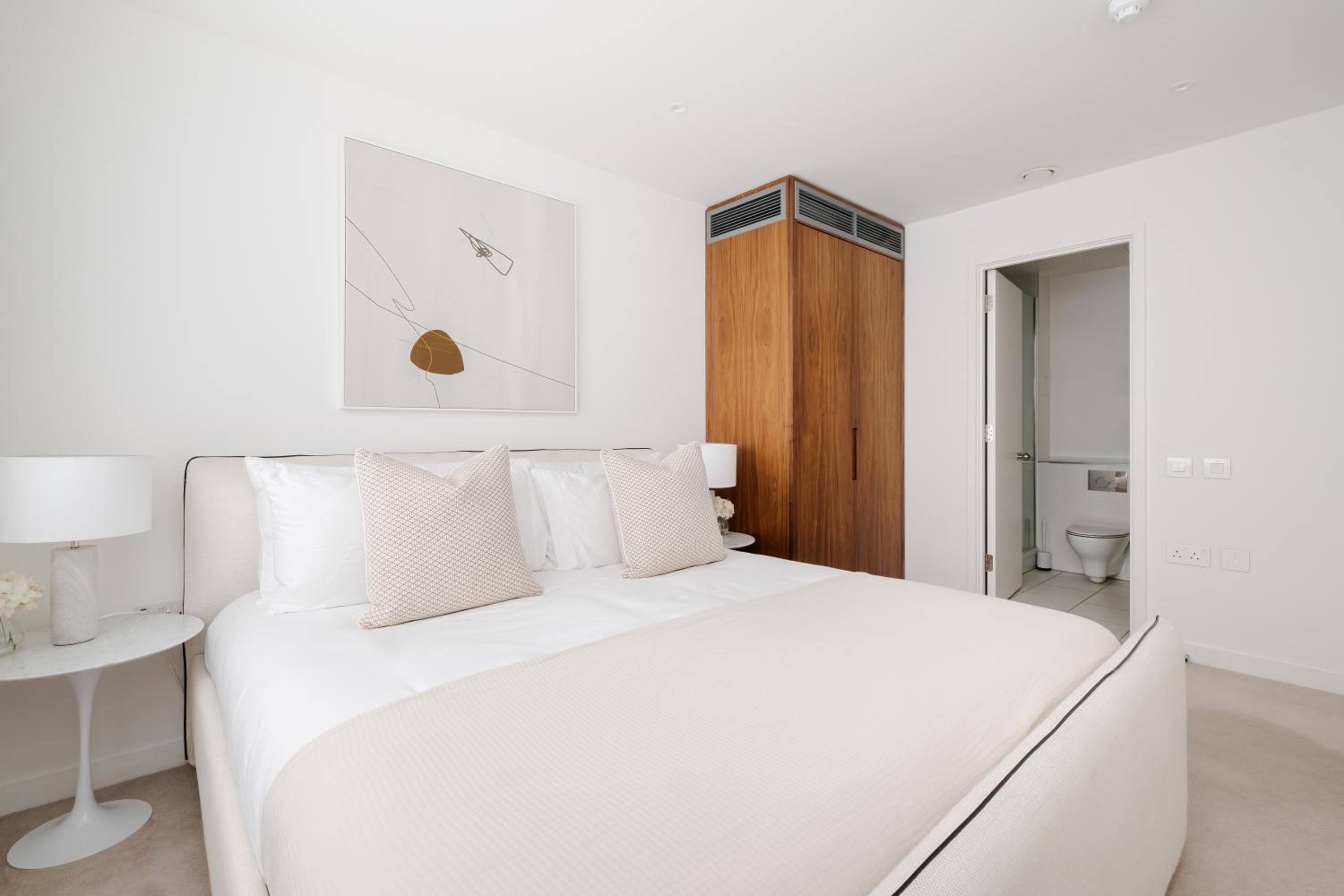 Luxury Central Mayfair Townhouse with A/C 3BR 3BA