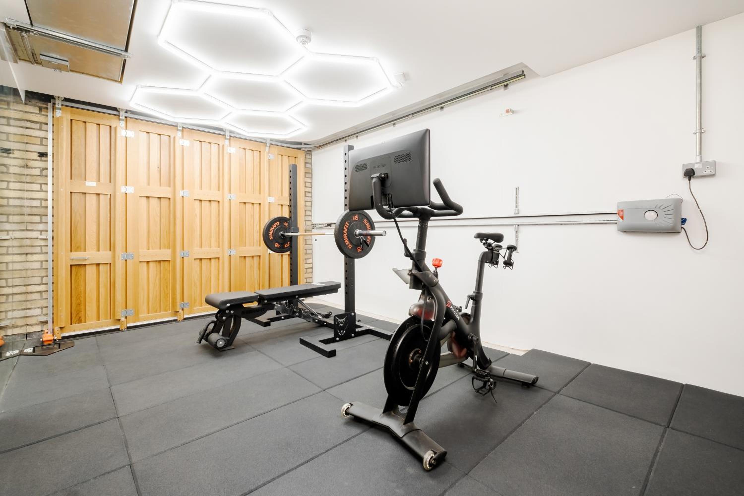 Luxury Central Mayfair Townhouse with A/C 3BR 3BA