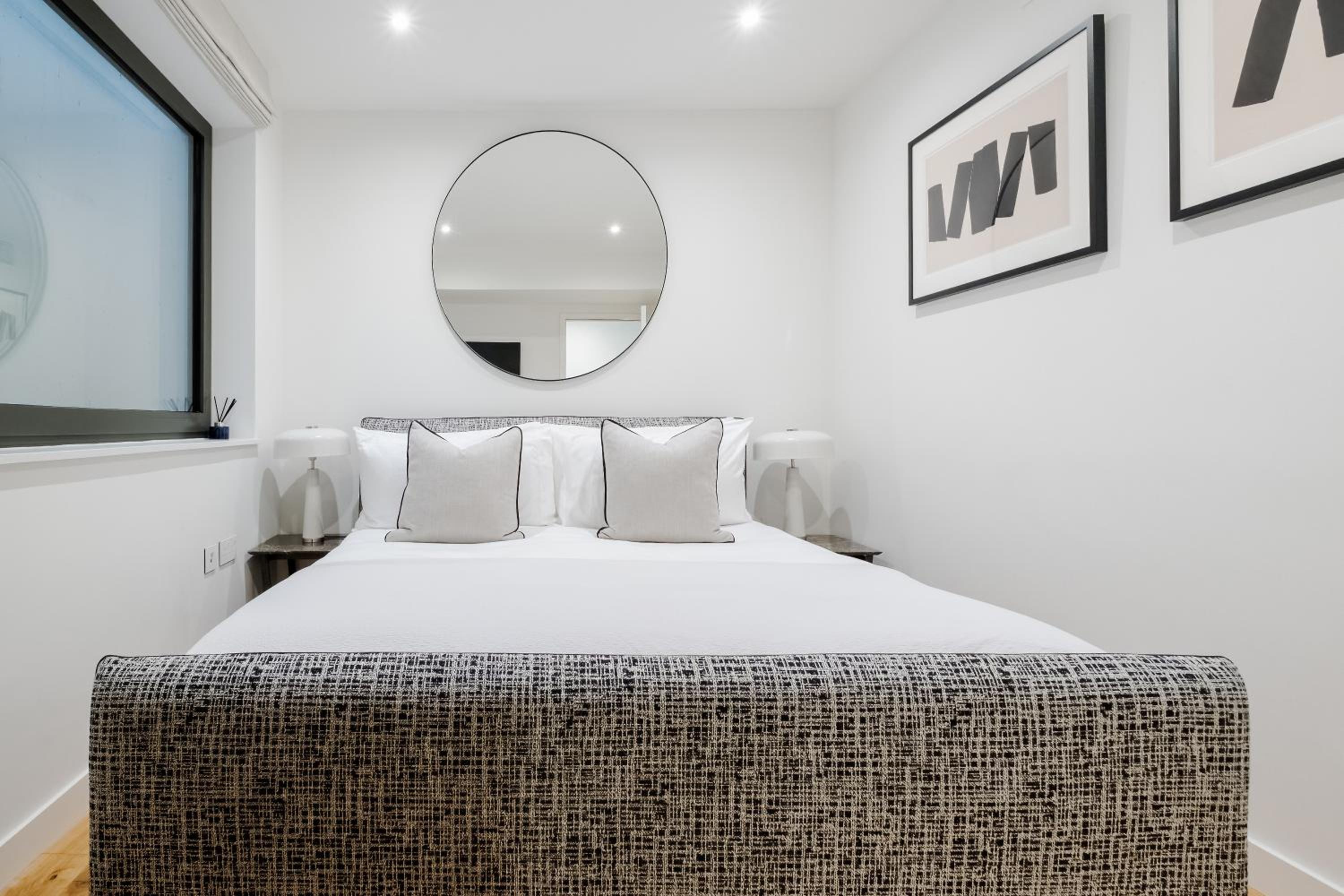 Luxury Central Mayfair Townhouse with A/C 3BR 3BA