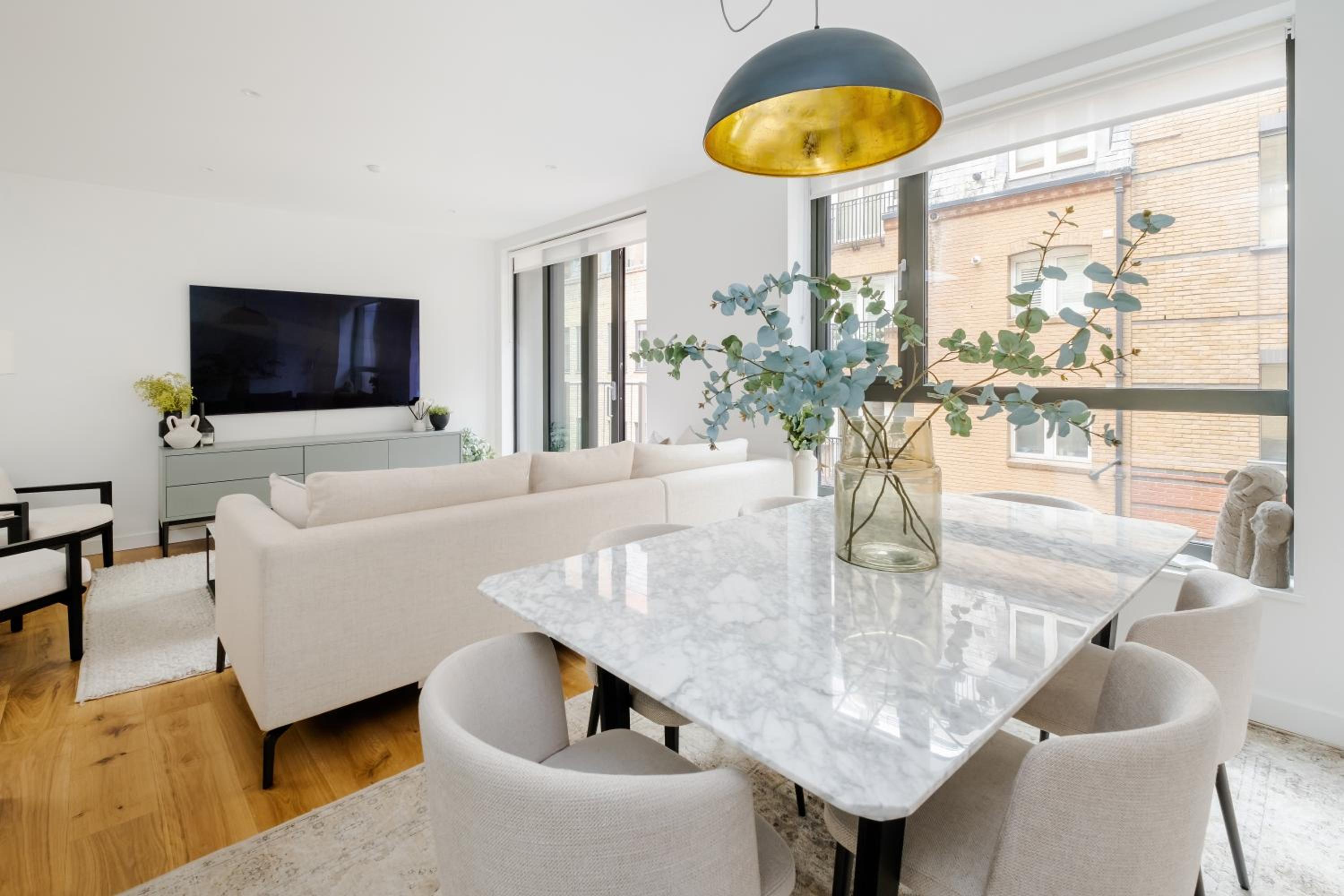 Luxury Central Mayfair Townhouse with A/C 3BR 3BA
