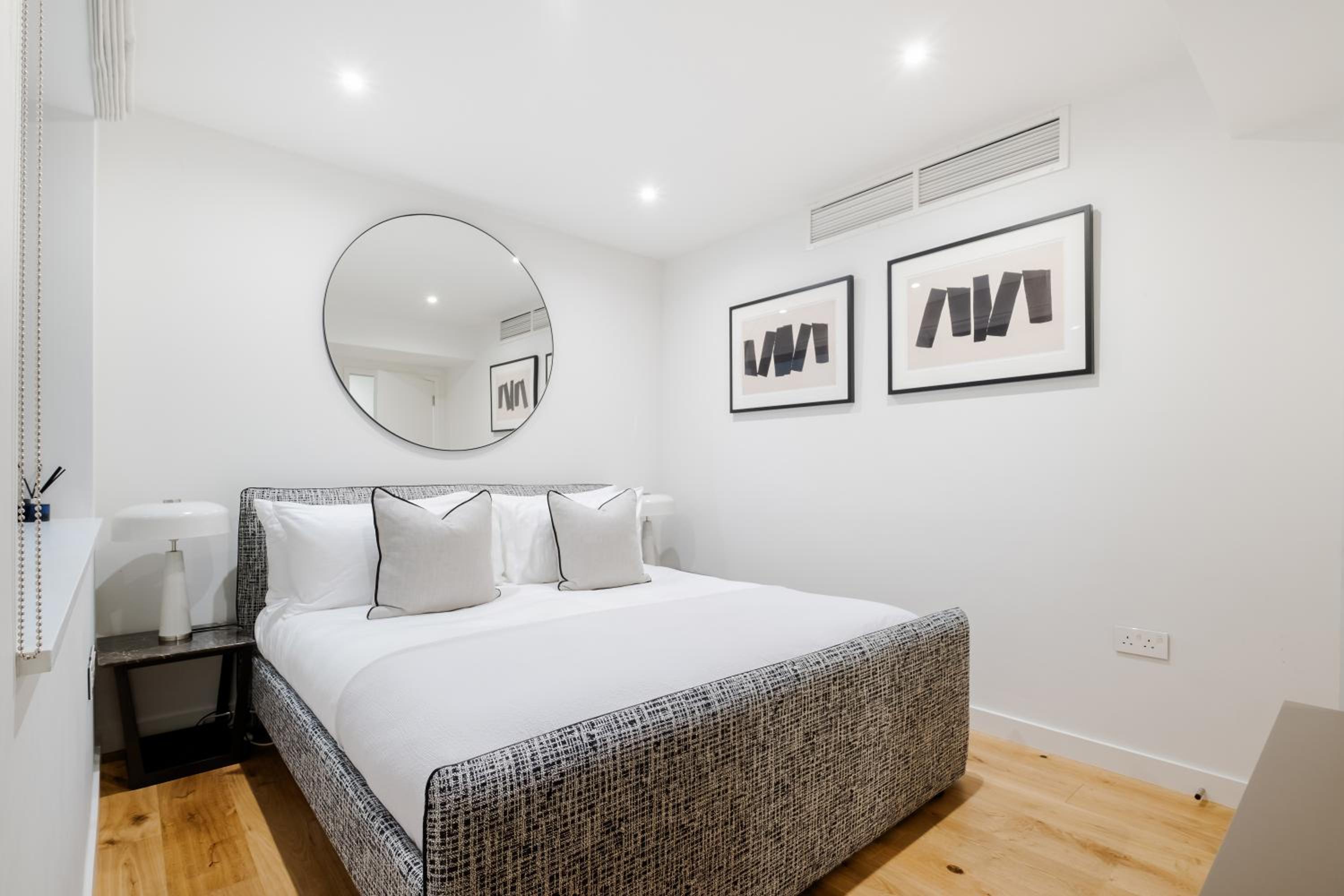 Luxury Central Mayfair Townhouse with A/C 3BR 3BA