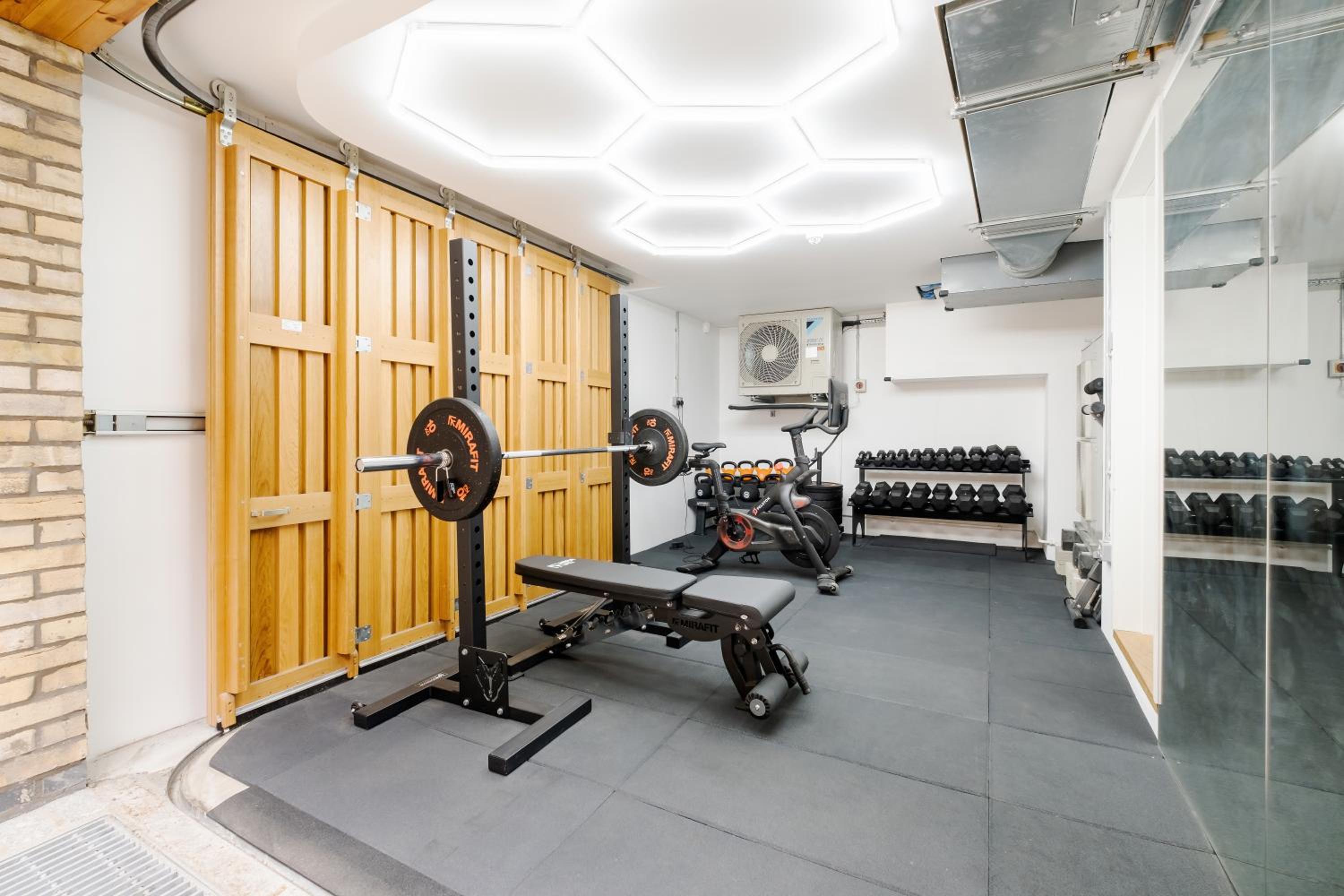 Luxury Central Mayfair Townhouse with A/C 3BR 3BA