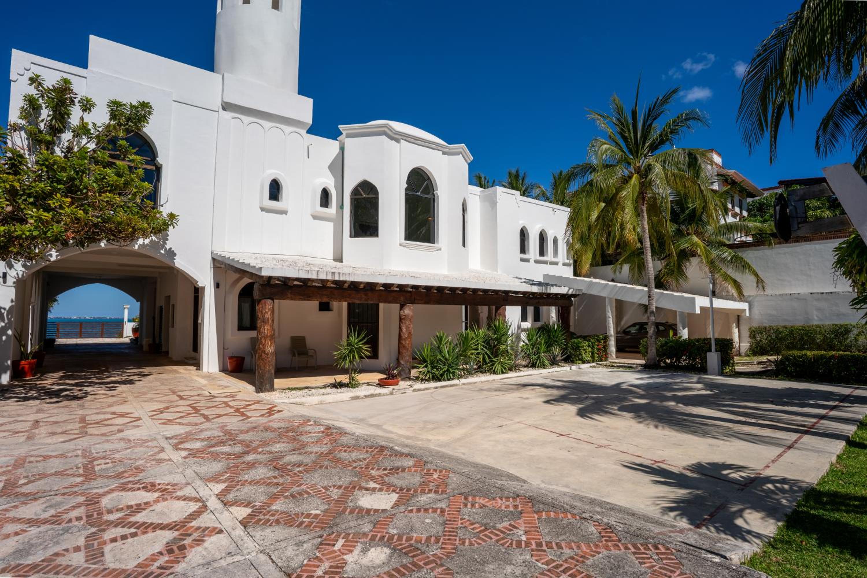 Unique 5BR Beachfront Villa w/ Private Pool!