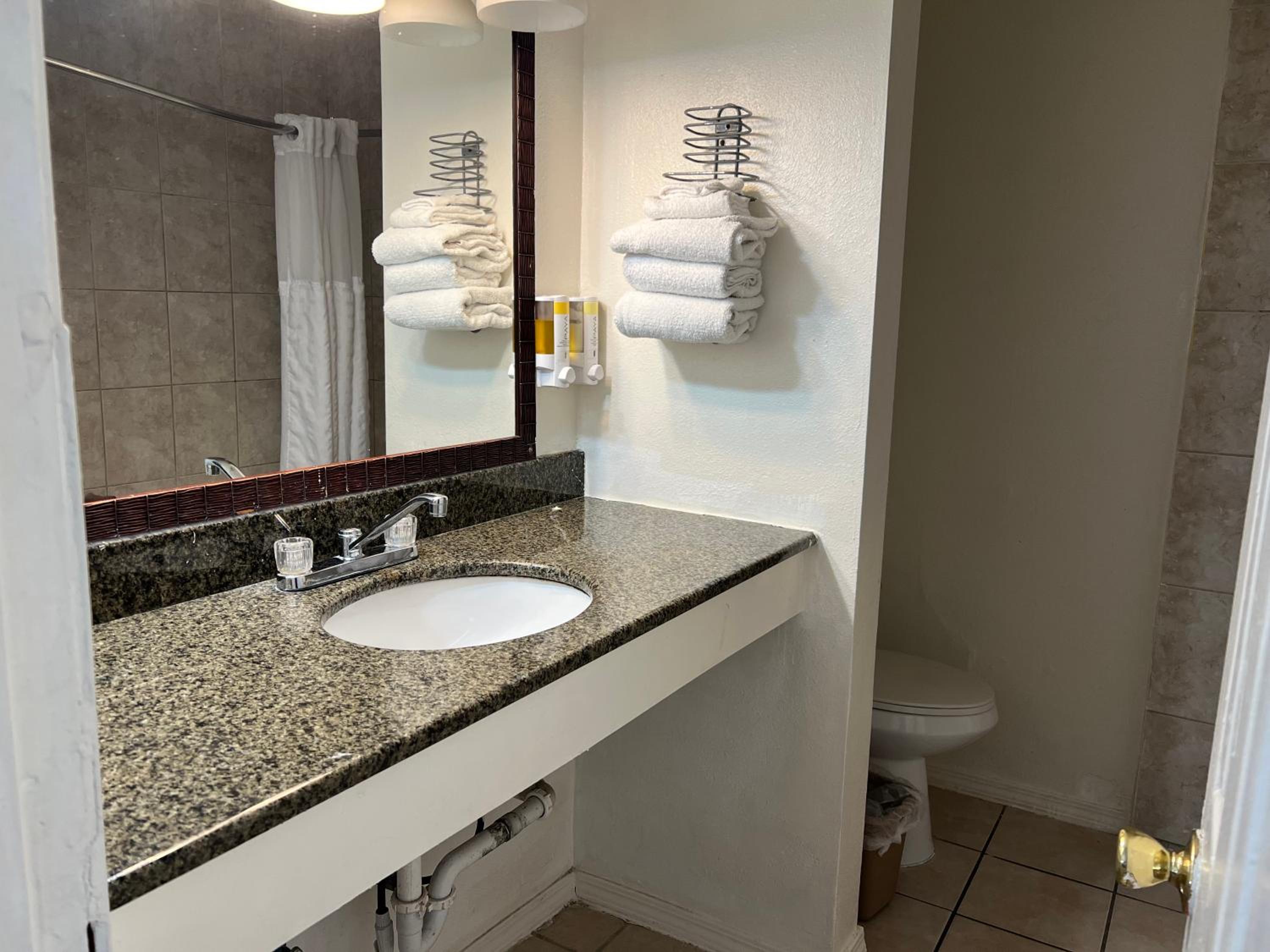 Hometown Inn North Hills - Property Image 6