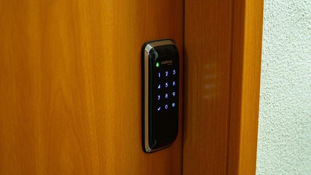 Apto 400m UEL, 2 quartos, ar condicionado egaragem