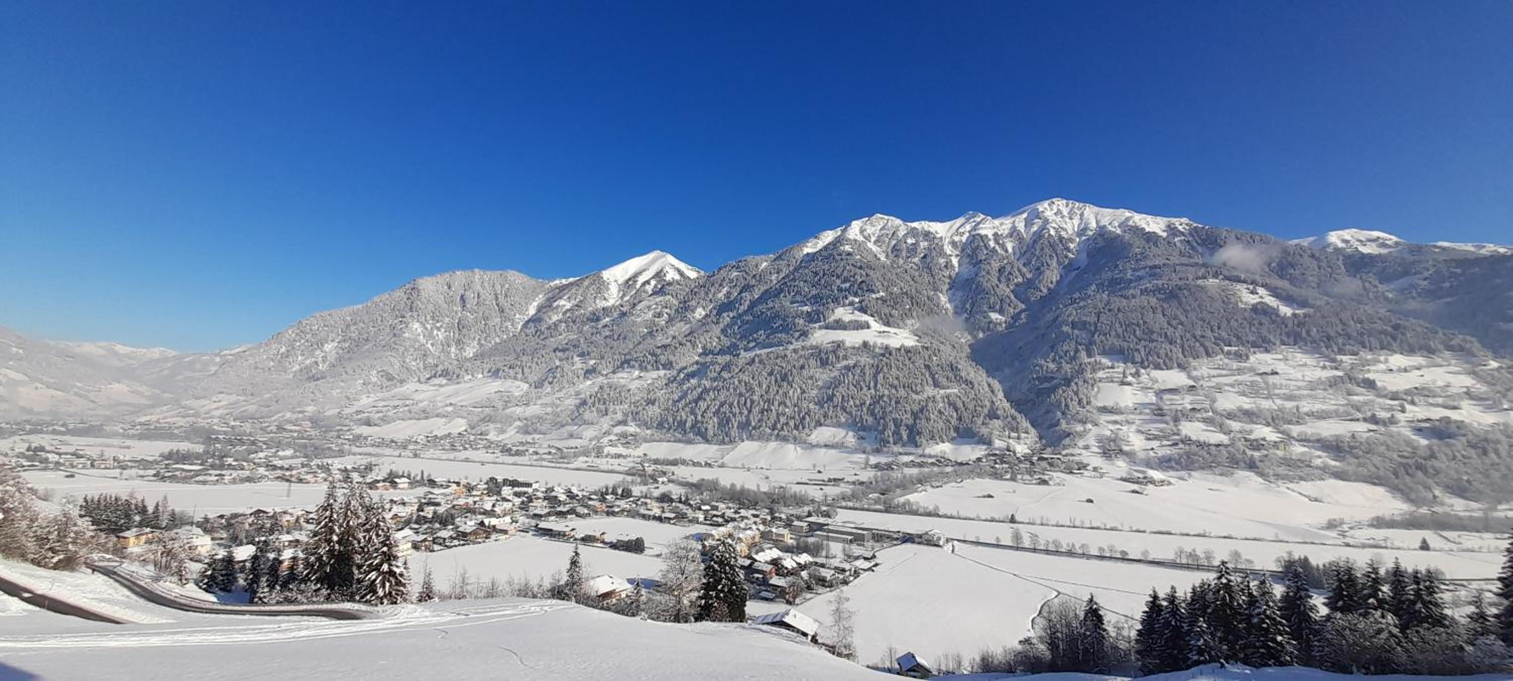 Ferienwohnung am Krausberghof mit Balkon und Parkplatz, Aufenthaltsraum mit Spielmöglichkeiten, Erholung- inmitten der Natur, 6 Fahrminuten zur Alpentherme