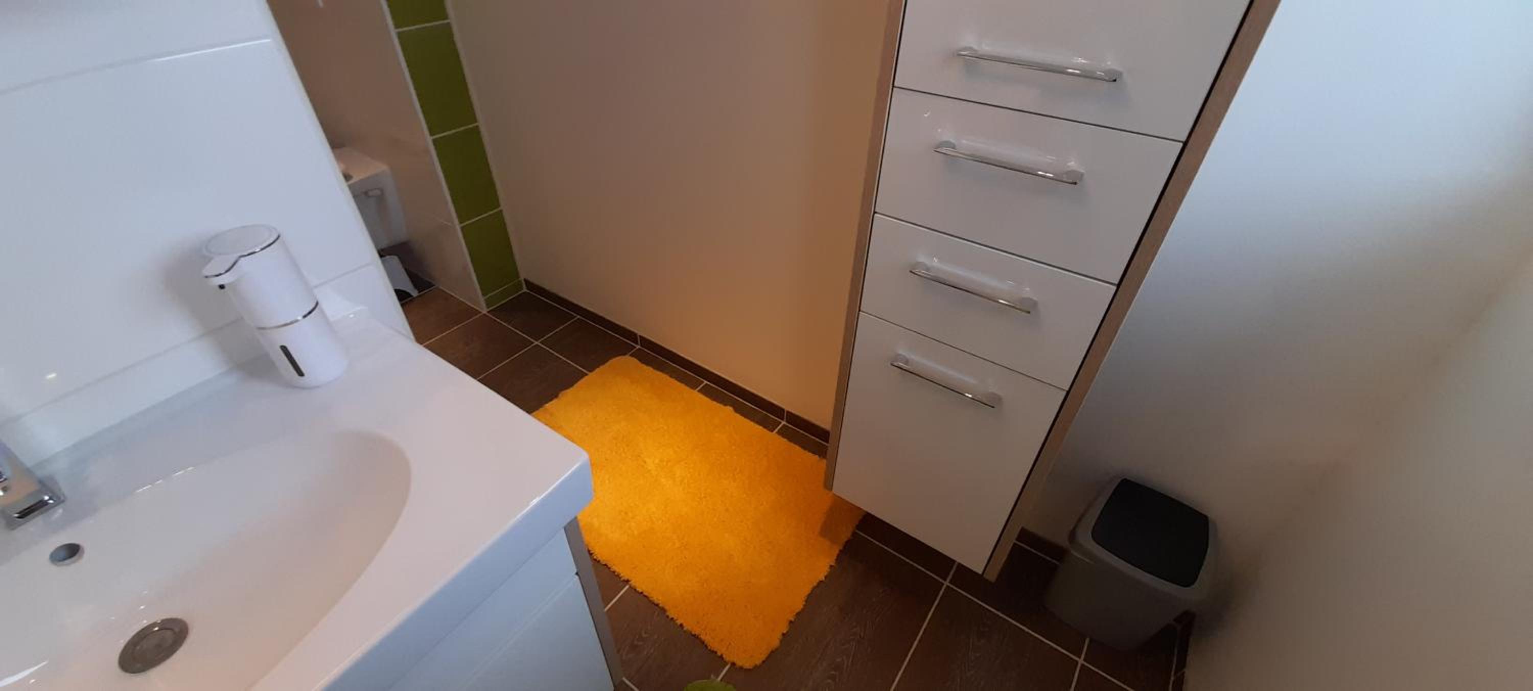 Ferienwohnung am Krausberghof mit Balkon und Parkplatz, Aufenthaltsraum mit Spielmöglichkeiten, Erholung- inmitten der Natur, 6 Fahrminuten zur Alpentherme