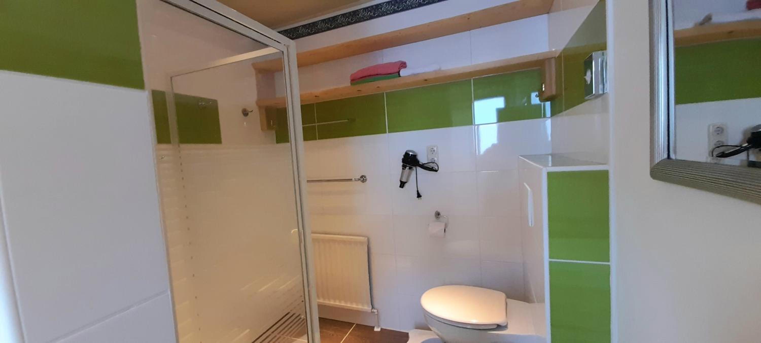 Ferienwohnung am Krausberghof mit Balkon und Parkplatz, Aufenthaltsraum mit Spielmöglichkeiten, Erholung- inmitten der Natur, 6 Fahrminuten zur Alpentherme