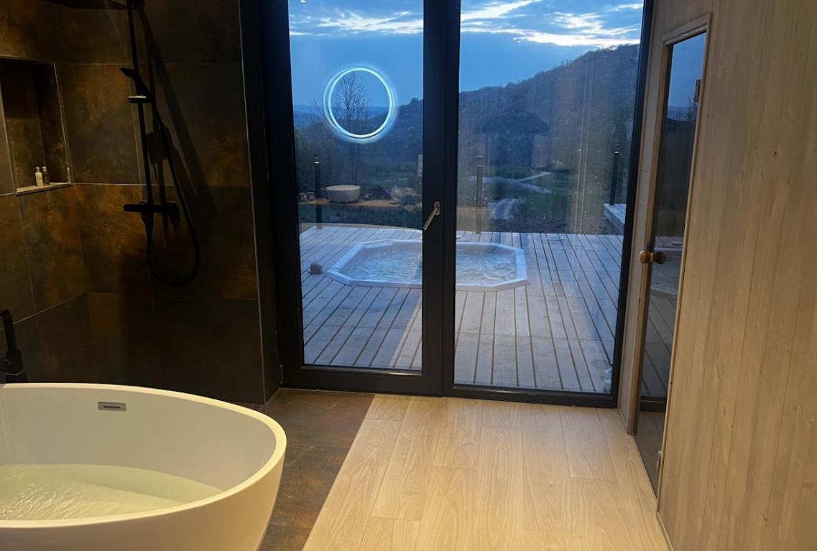 KissHaz Luxury Villa