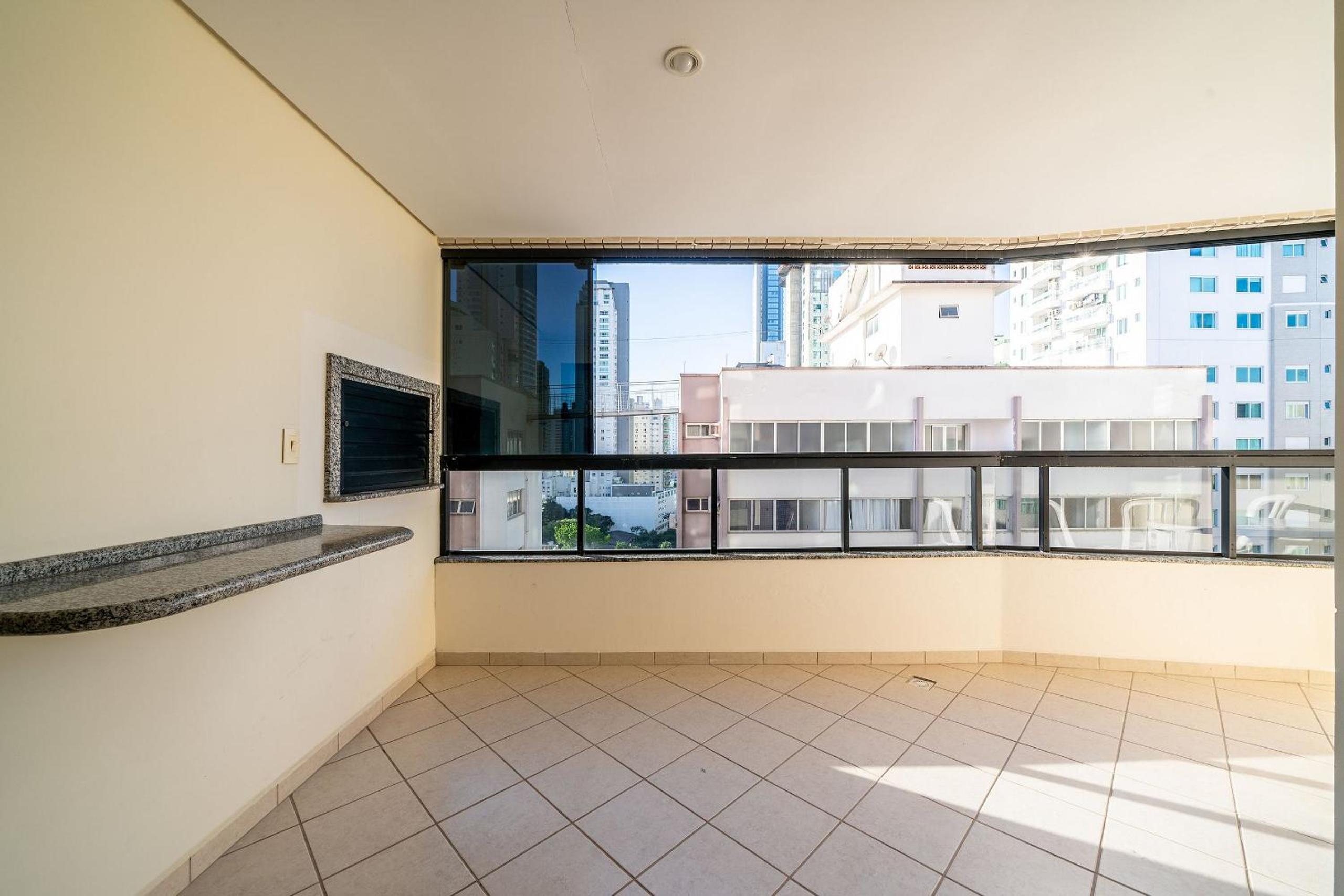 Apto vista mar a 130m da praia em BC ESA901