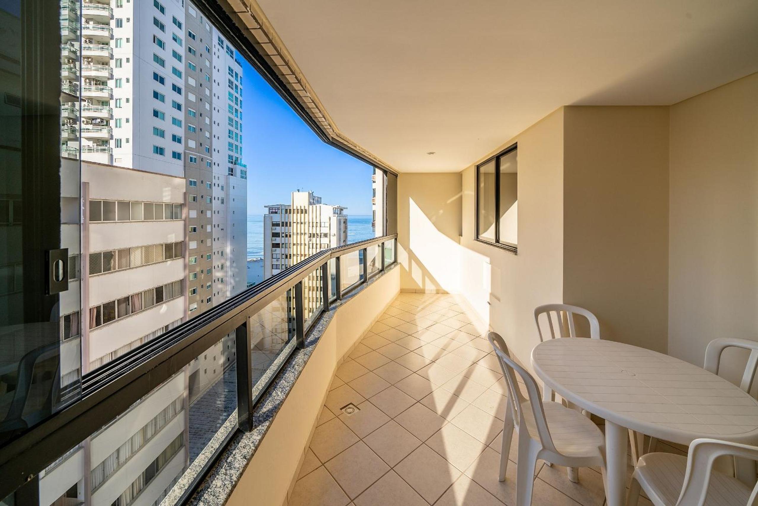 Apto vista mar a 130m da praia em BC ESA901