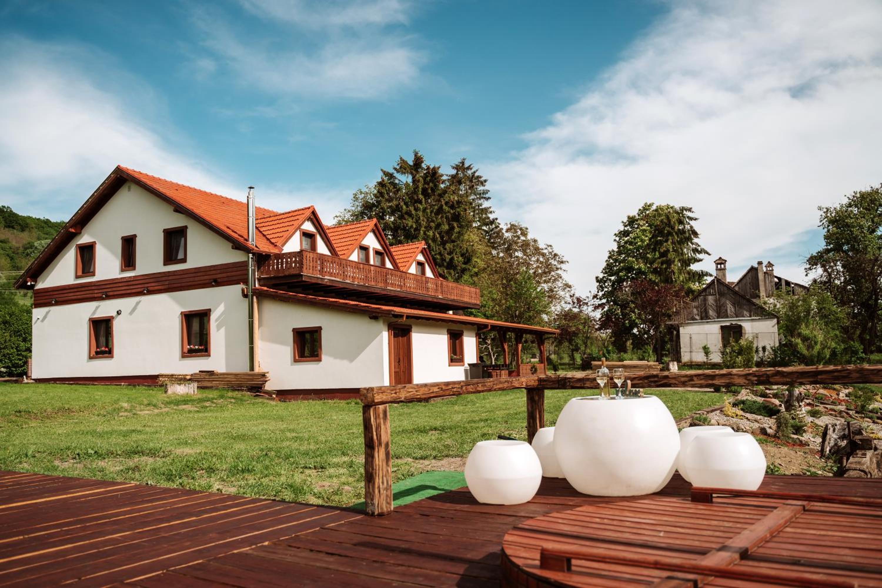 Casa cu Prispa view 2