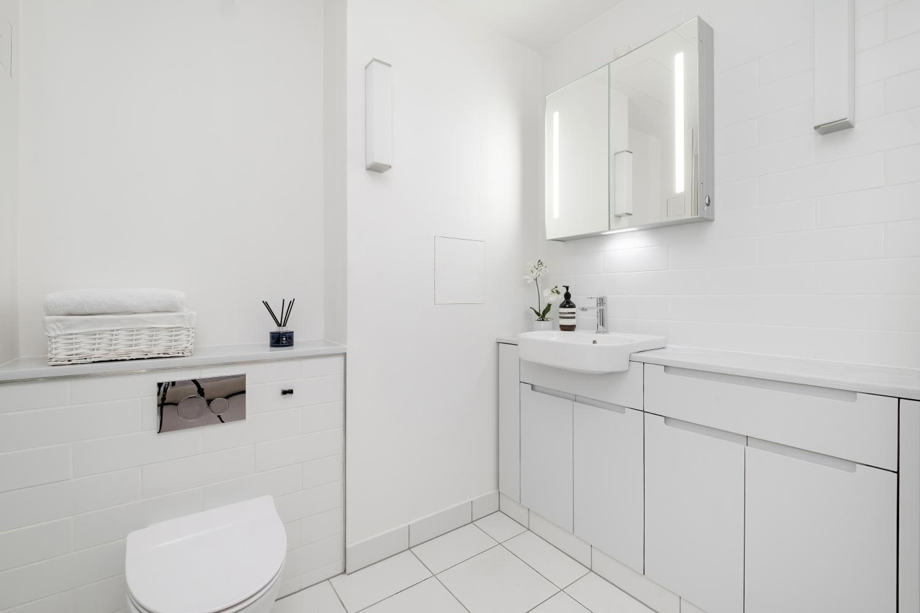 Luxury Central Mayfair Townhouse with AC 3BR 3BA