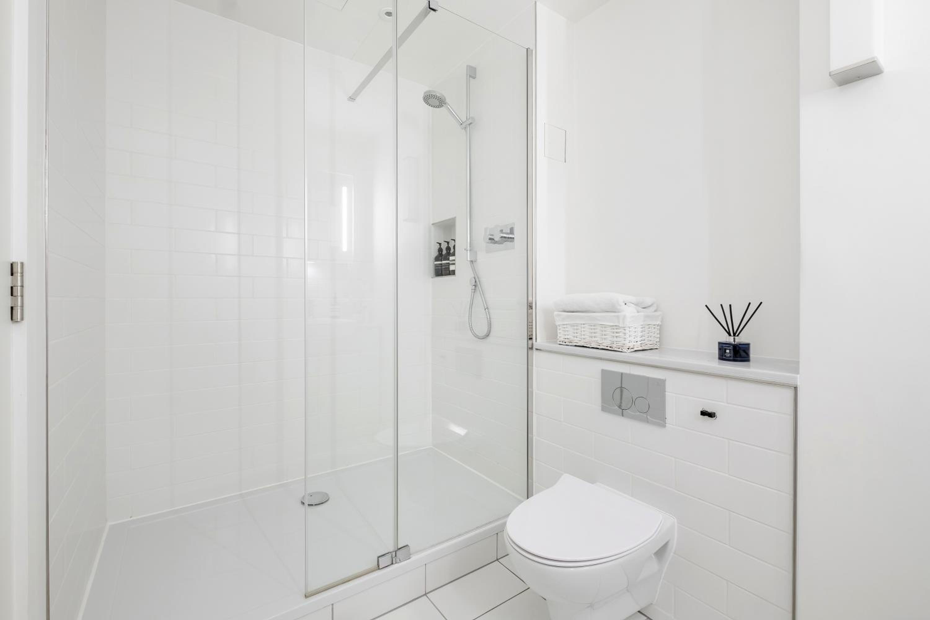 Luxury Central Mayfair Townhouse with AC 3BR 3BA