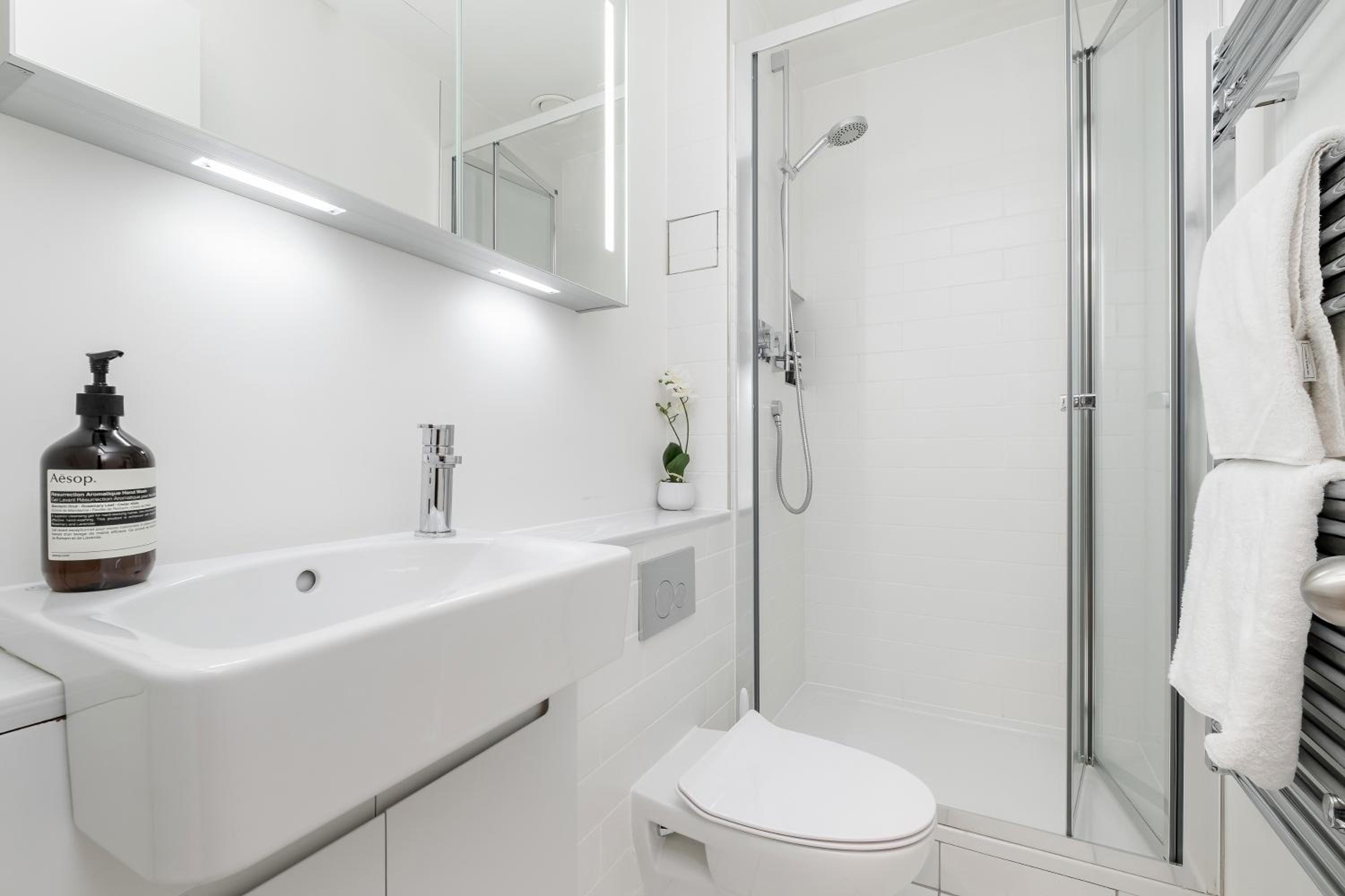 Luxury Central Mayfair Townhouse with AC 3BR 3BA