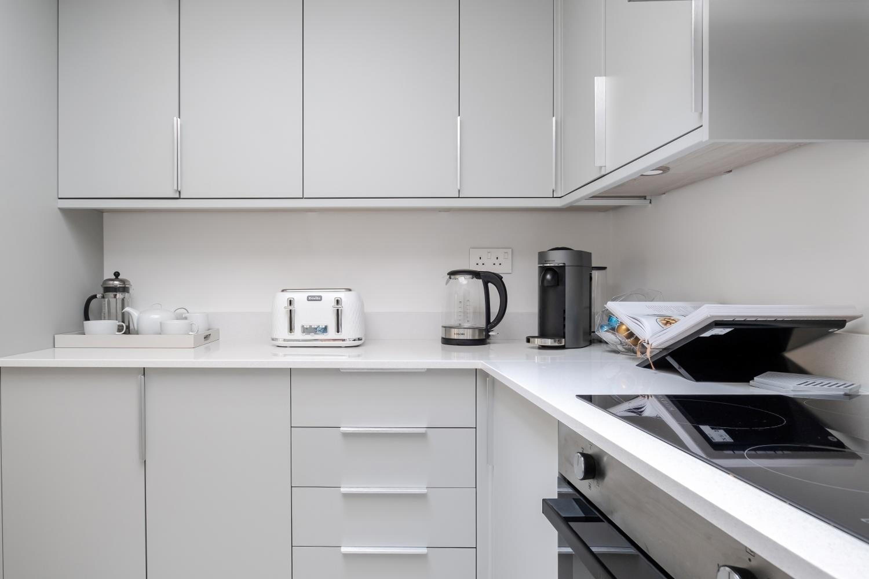 Luxury Central Mayfair Townhouse with AC 3BR 3BA