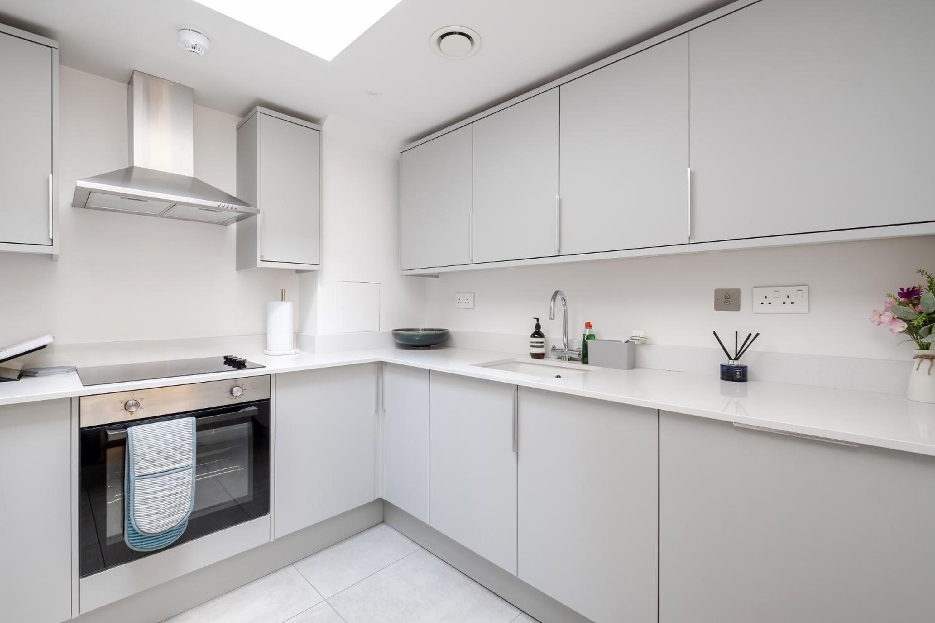 Luxury Central Mayfair Townhouse with AC 3BR 3BA