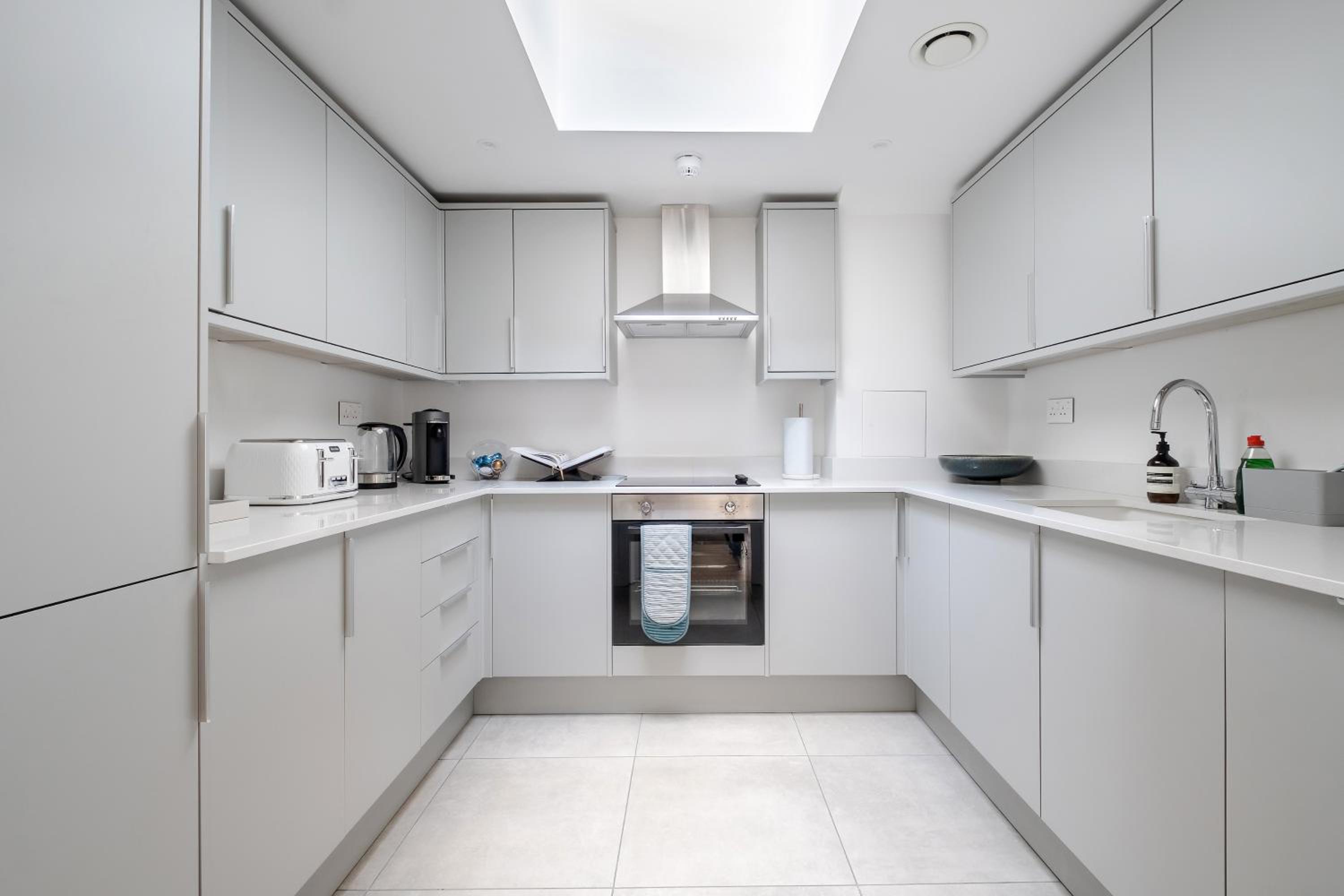 Luxury Central Mayfair Townhouse with AC 3BR 3BA
