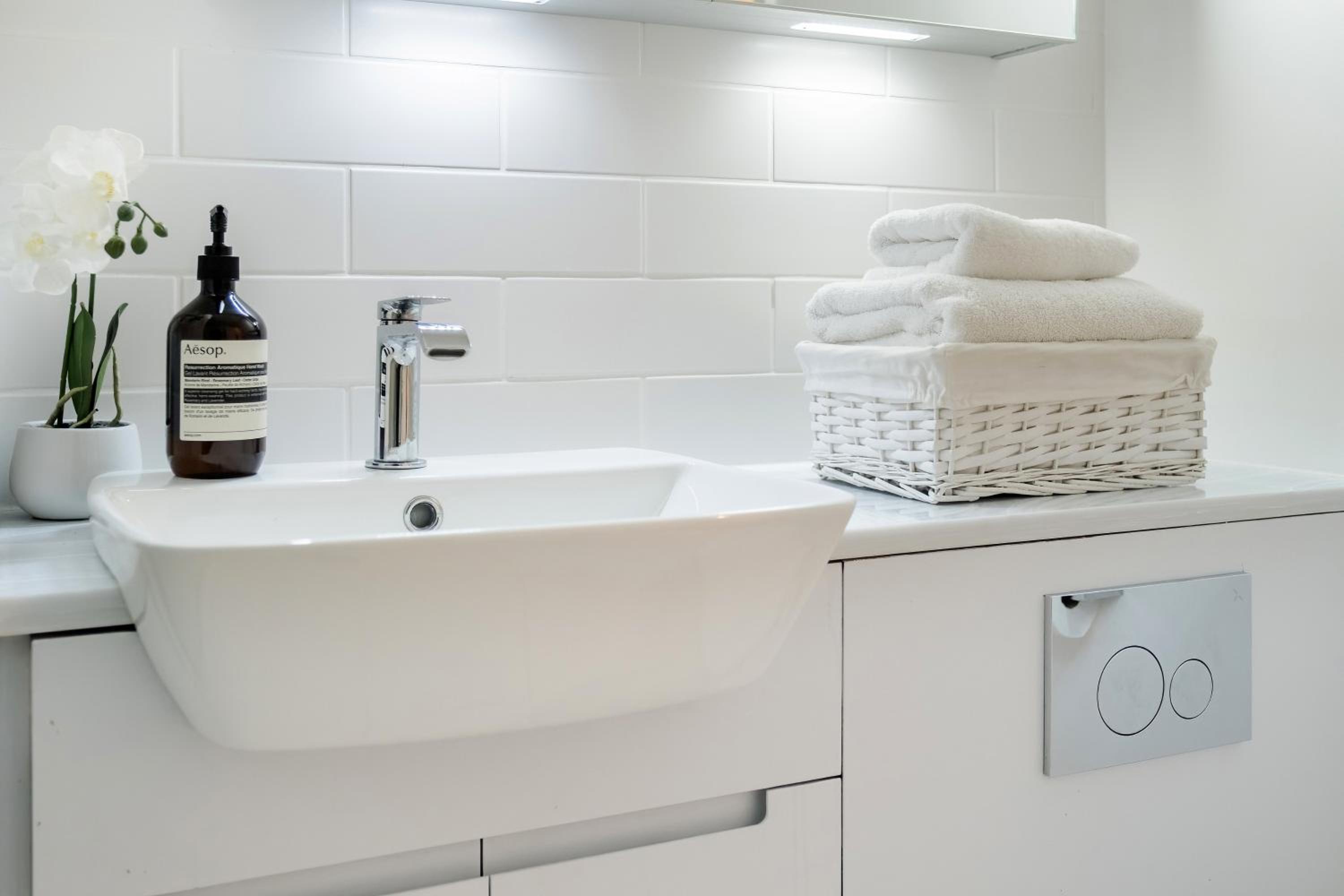Luxury Central Mayfair Townhouse with AC 3BR 3BA