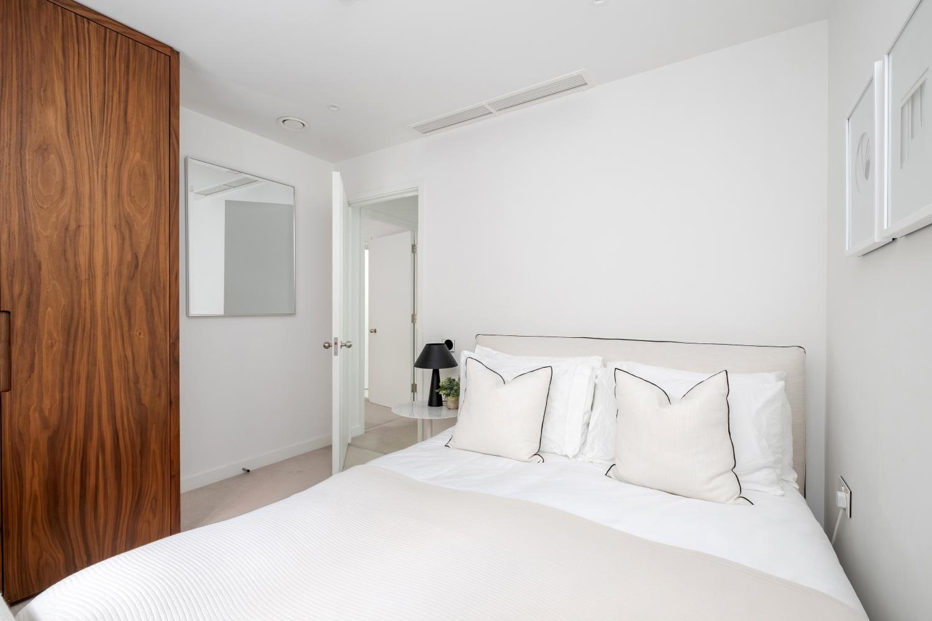 Luxury Central Mayfair Townhouse with AC 3BR 3BA