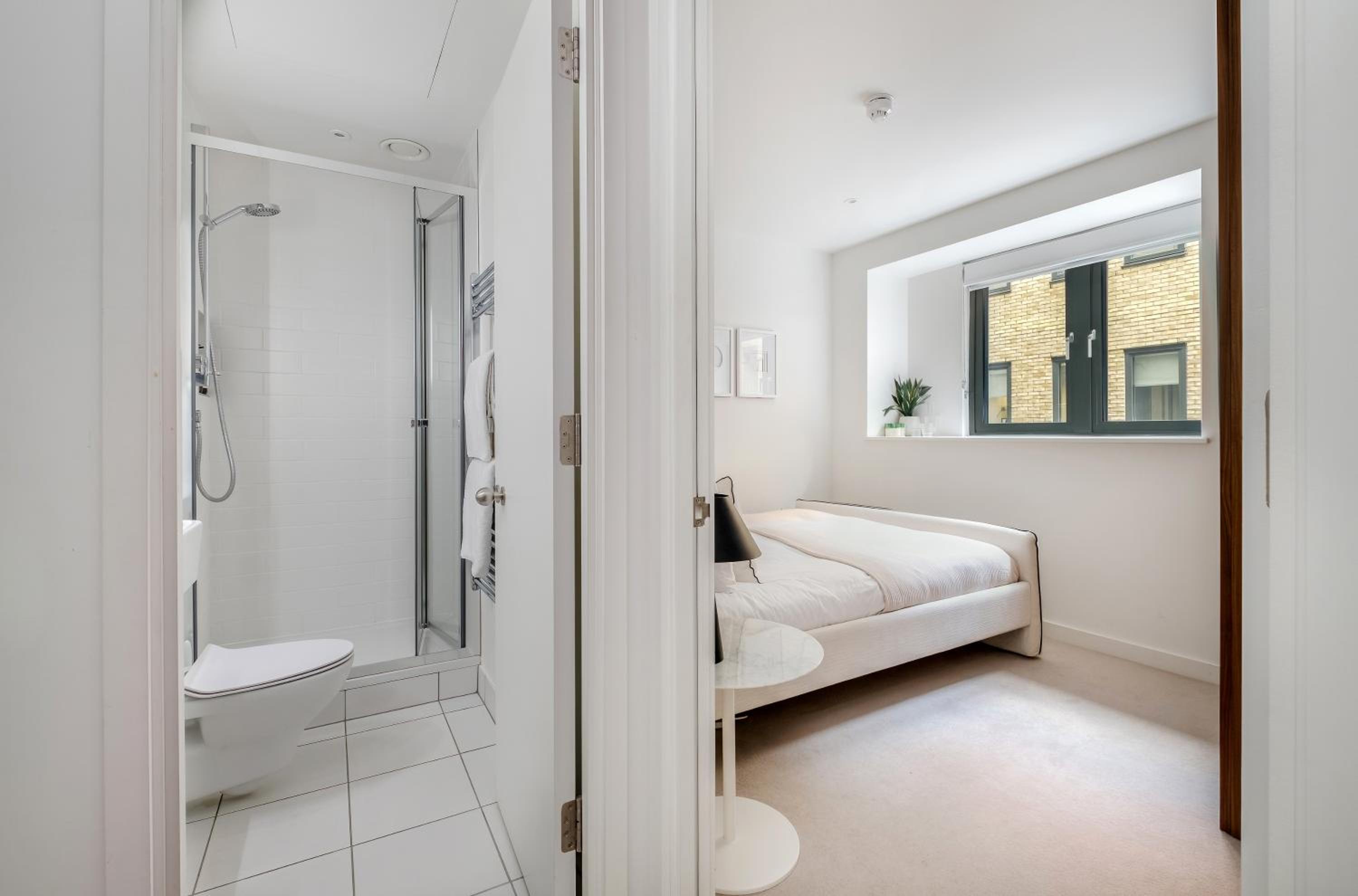 Luxury Central Mayfair Townhouse with AC 3BR 3BA