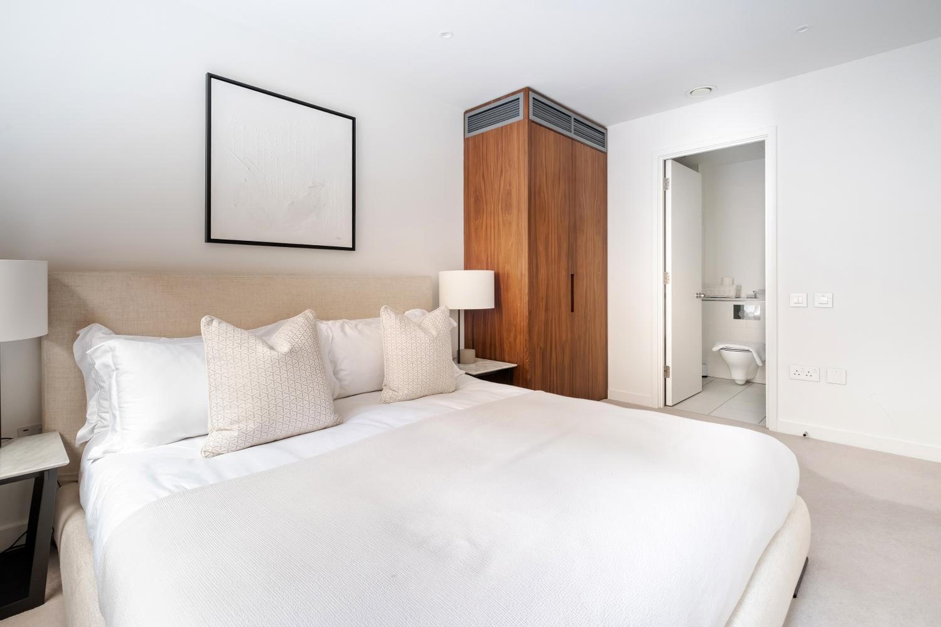 Luxury Central Mayfair Townhouse with AC 3BR 3BA