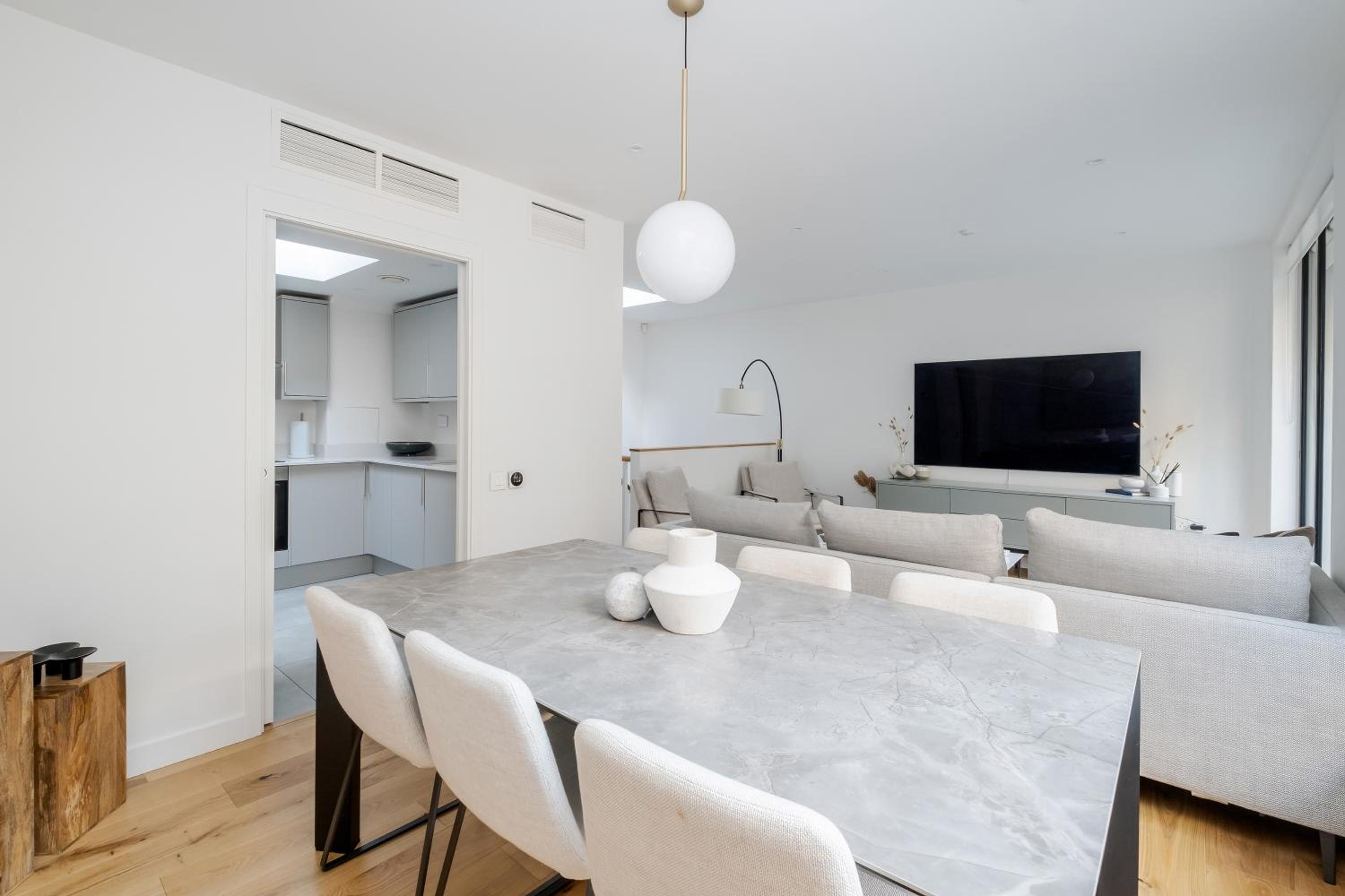 Luxury Central Mayfair Townhouse with AC 3BR 3BA