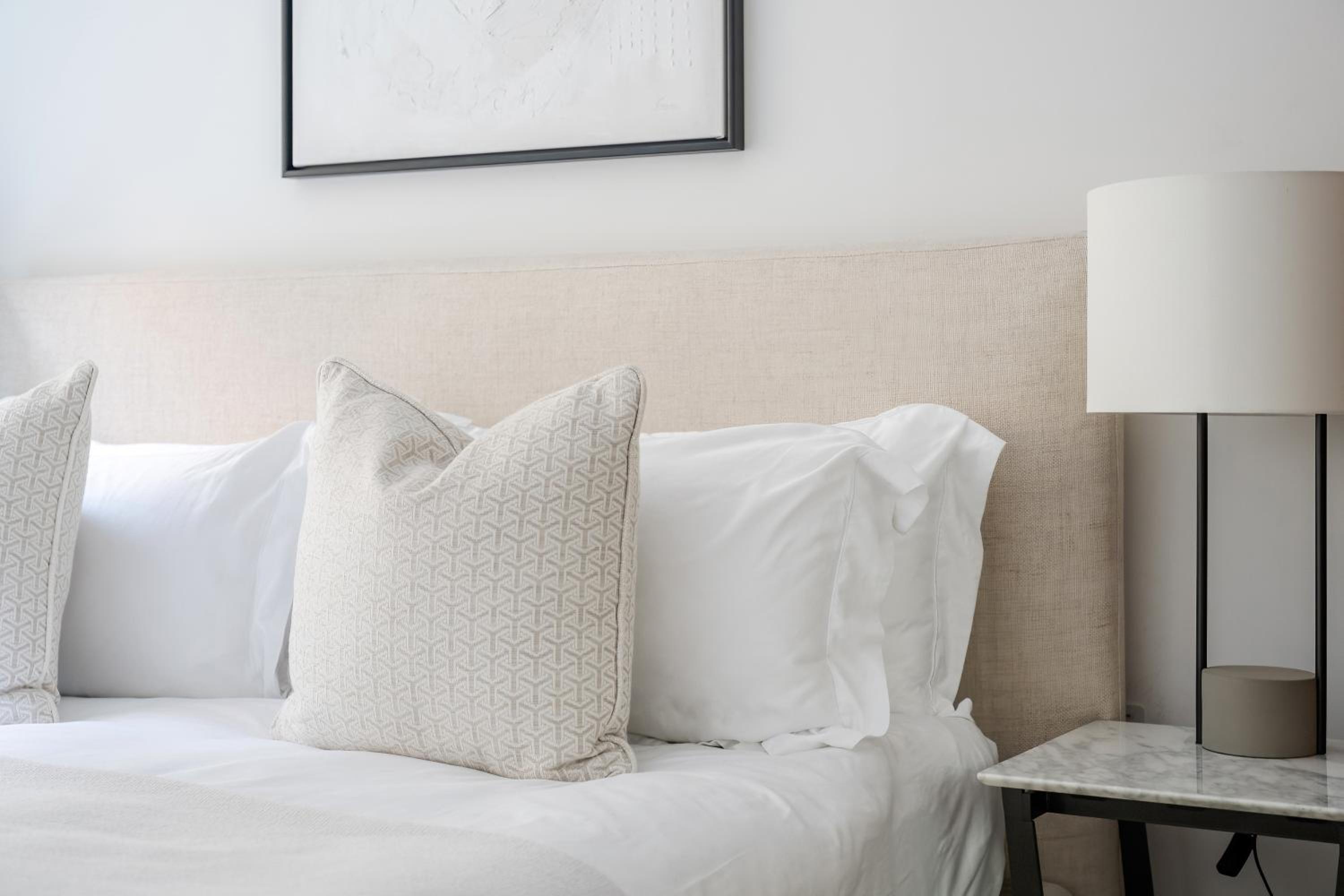 Luxury Central Mayfair Townhouse with AC 3BR 3BA