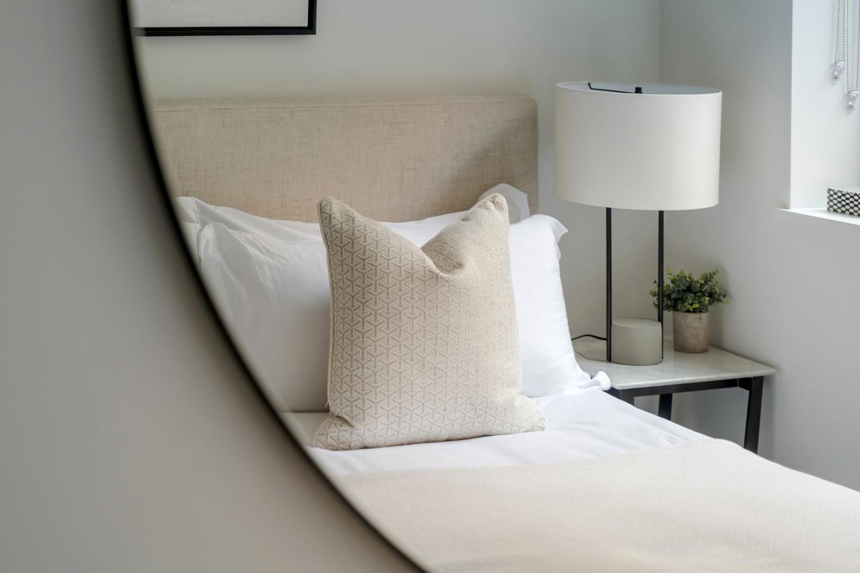 Luxury Central Mayfair Townhouse with AC 3BR 3BA