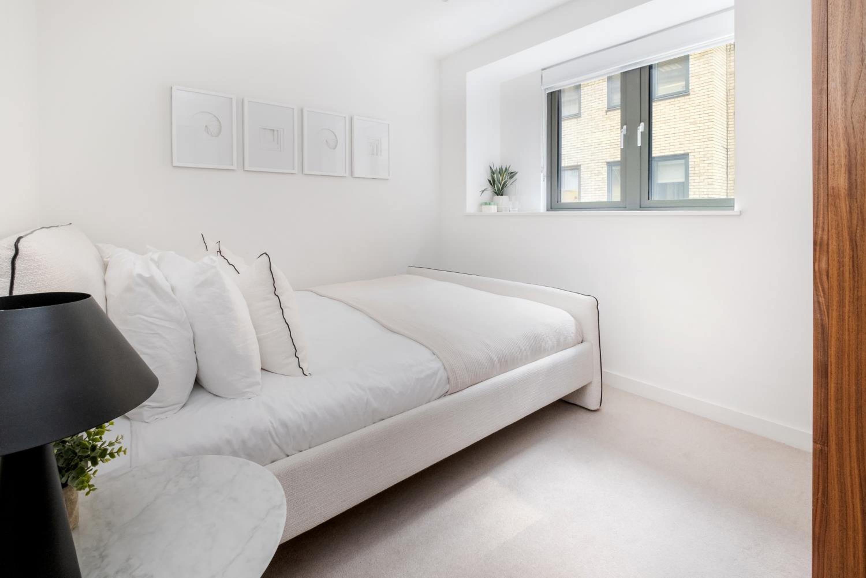 Luxury Central Mayfair Townhouse with AC 3BR 3BA