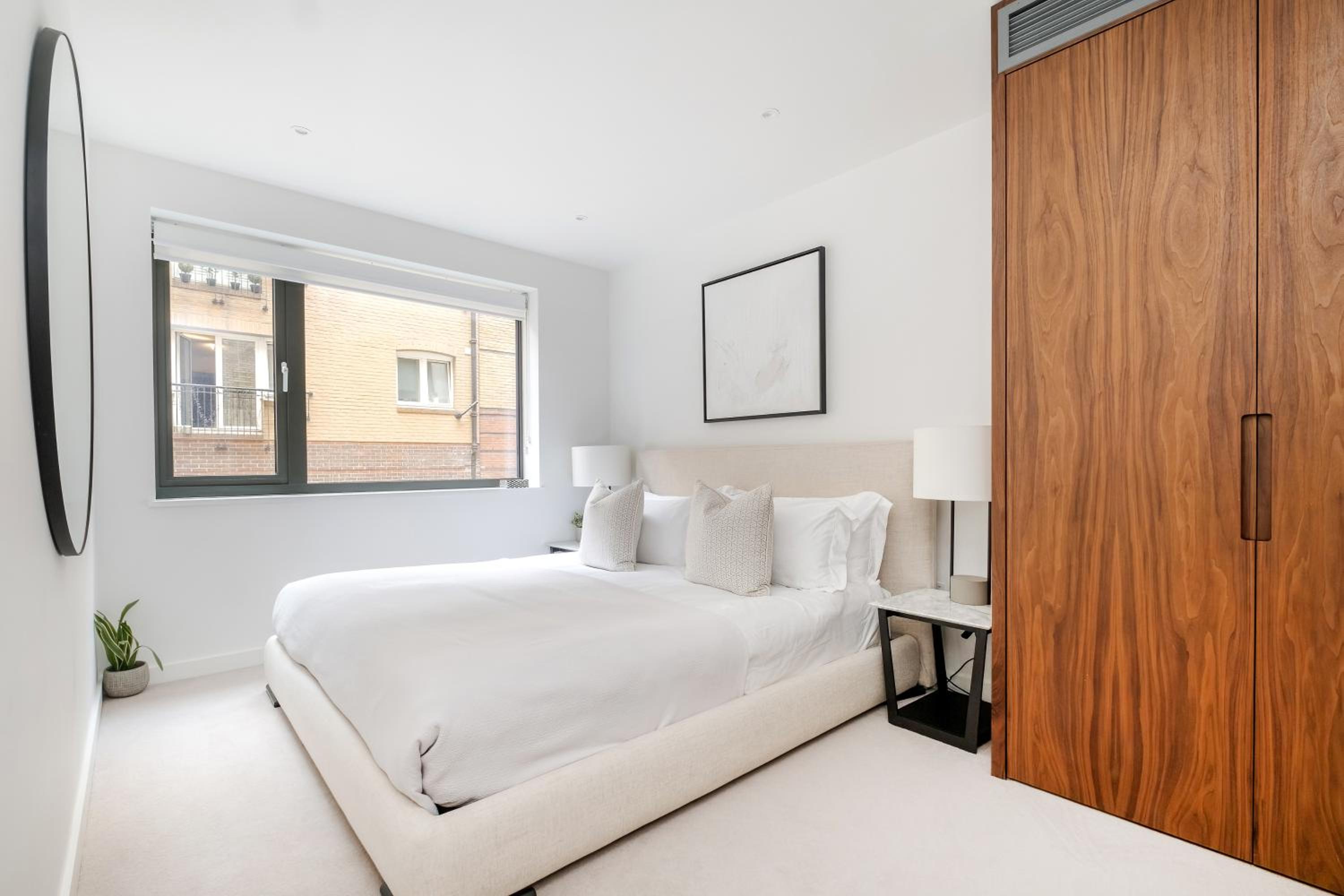 Luxury Central Mayfair Townhouse with AC 3BR 3BA