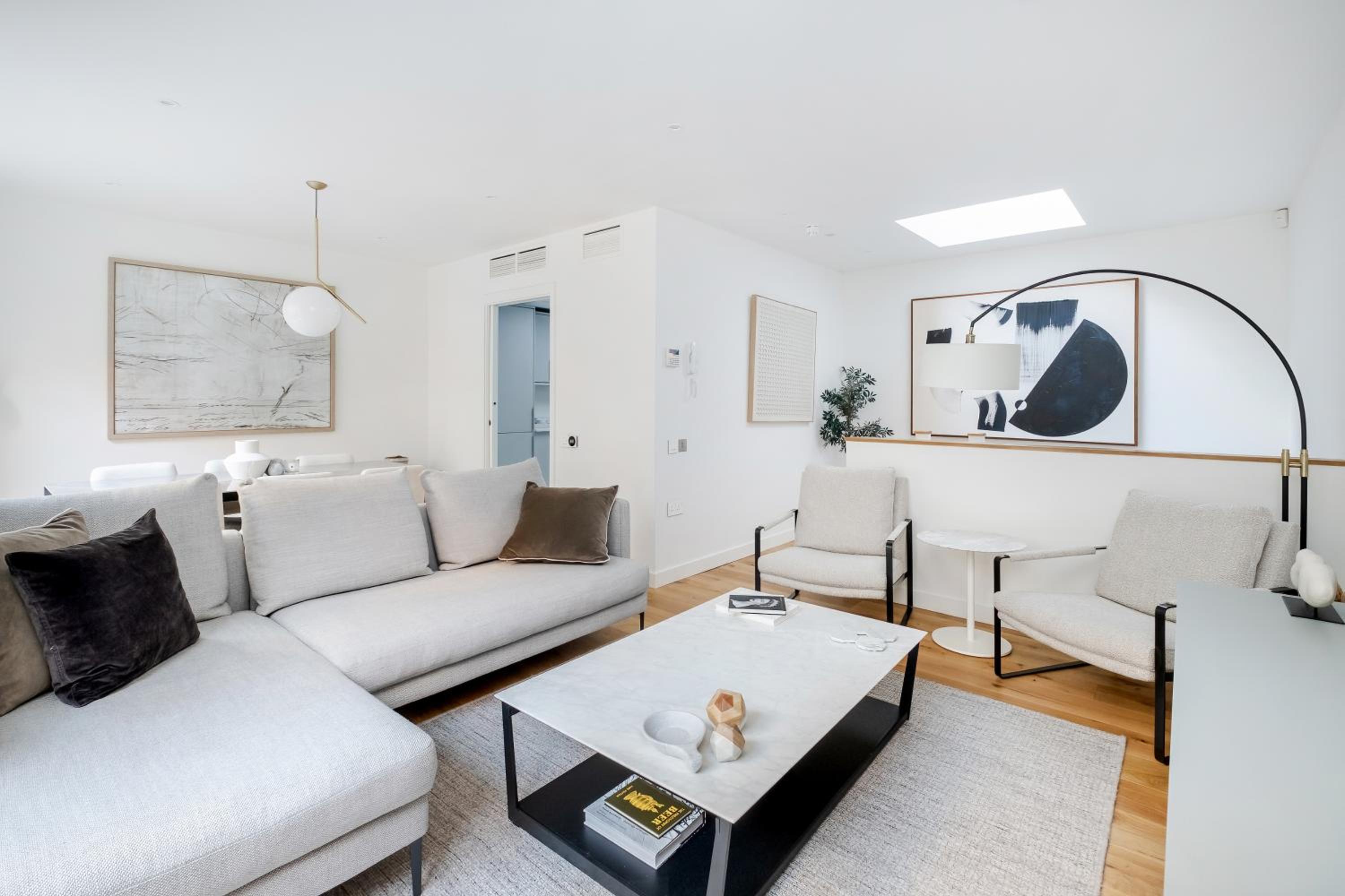 Luxury Central Mayfair Townhouse with AC 3BR 3BA