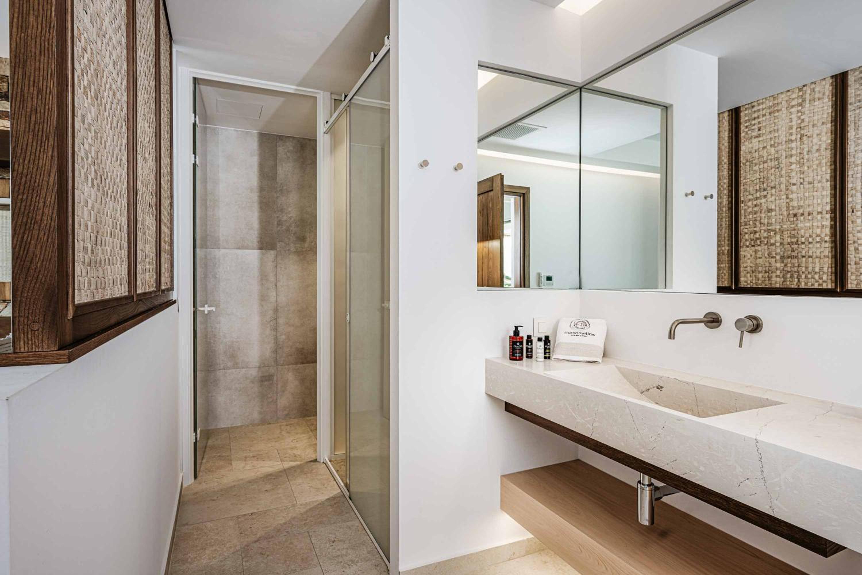 Aurora Thesan photo 5