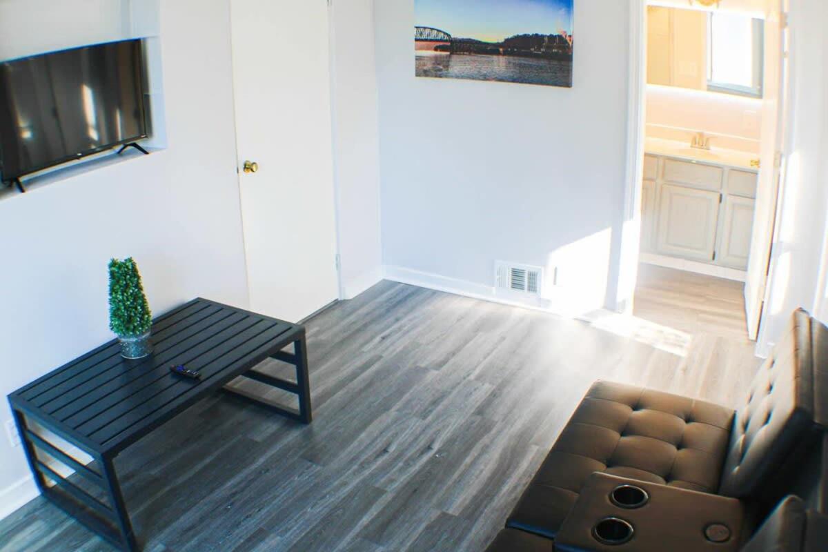 Newly Renovated 2-Bed near Downtown-North Shore view 5